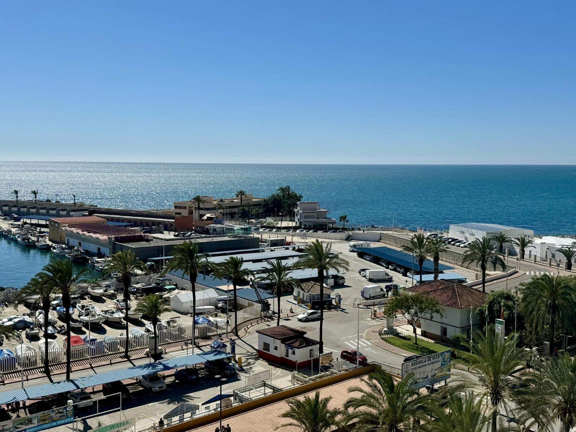 Beachfront Apartment With Terrace And Seaviews Фуэнхирола Экстерьер фото
